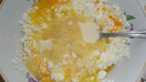 Творожная запеканка с манкой в микроволновке