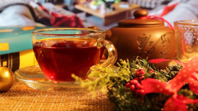 Зимний вечер у камина с чашкой ароматного чая