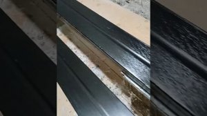 Обрабатываем дешёвые лыжи парафином.