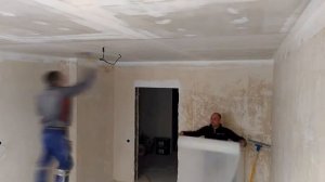 Поклейка стеклохолста на потолок