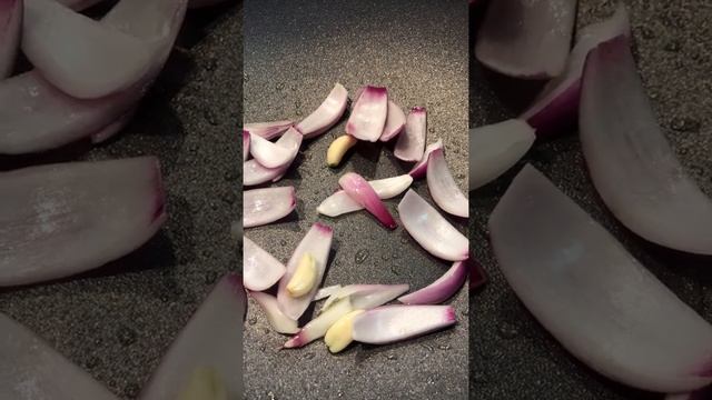 ?Креветки WOK с персиками, абрикосами, красным луком, чесноком и соусом Sweet Chilli?⠀ смотреть онлайн