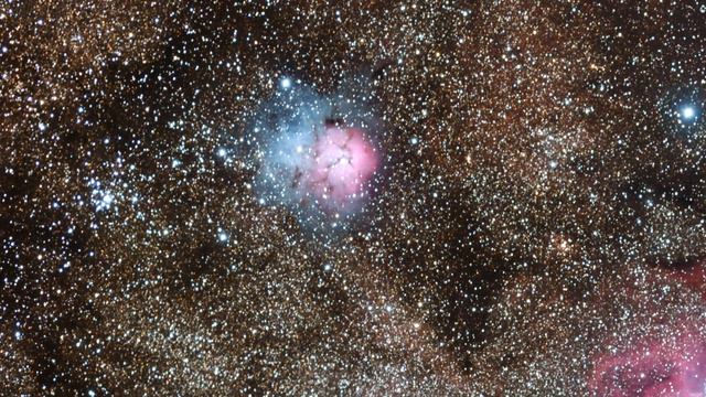 Zooming in on the Trifid Nebula, and two Cepheid variables far beyond смотреть онлайн