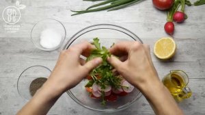 Салат с редисом, рукколой, помидорами и авокадо
