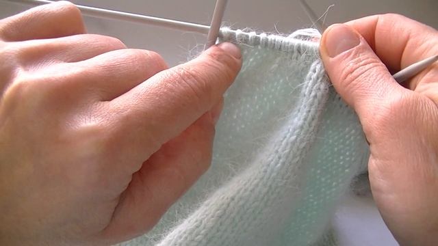 ВСЕГДА В ТРЕНДЕ! ДВУХСТОРОННЯЯ ШАПКА-БИНИ  ИЗ ПРЯЖИ ПУХ НОРКИ.