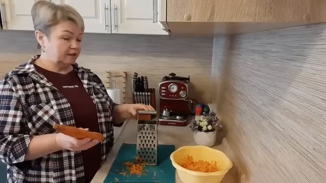 ОБЫЧНЫЙ ДЕНЬ В ДЕРЕВНЕ.ЧЕМ ЗАНИМАЕМСЯ,ЗАМЕНИЛИ ВОДЯНОЙ ФИЛЬТР,НАКОРМИЛИ КУРОЧЕК МОРКОВКОЙ. смотреть онлайн