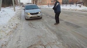 Опасность миновала: В 3 секунды закрыл открытый люк на дроге автомобилист в Бердске