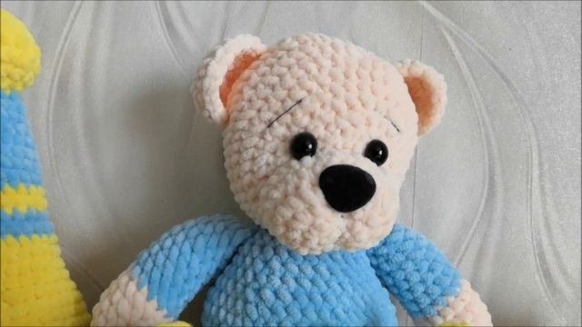 Мишка связан из плюшевой пряжи крючком.
Мишка Аркадий, друг Анжелы.