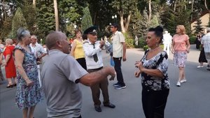 А Я РЕВНУЮ ТЕБЯ,ТАК РЕВНУЮ  ВЕСЕЛЫЕ МОМЕНТЫ .ПАРК ГОРЬКОГО.