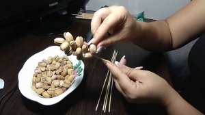 Как прикрепить фисташки На шпажку .клеим фисташки на палочку для мужского букета.пивной букет