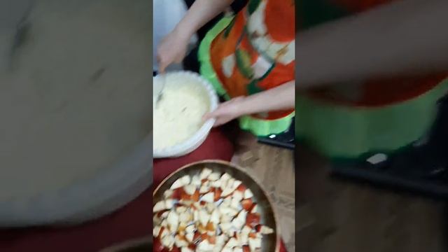 Готовим Шарлотку. Шарлотка с яблоками — простой классический рецепт в духовке. смотреть онлайн