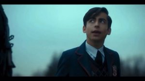 Oxygen-Rompasso Aidan Gallagher//Number Five