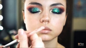 Модный вечерний макияж с блестками