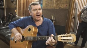 "На этой гитаре в 84 году сочинил весь альбом "Вези меня, извозчик"!