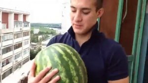 Решил скинуть арбуз с девятого этажа прикол.
