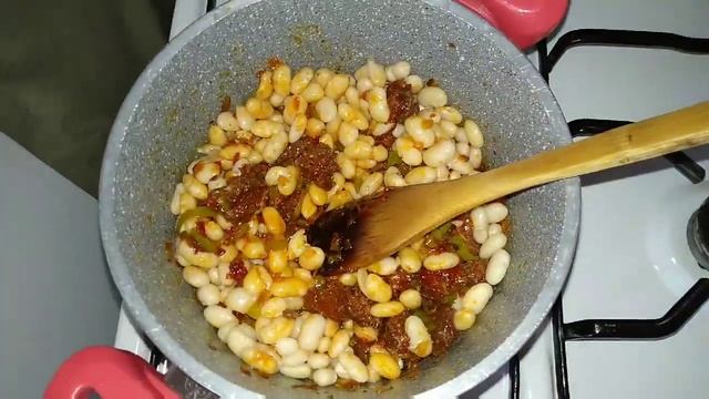 Фасоль с колбасой по-турецки/Суджуклу Куру Фасулье/Турецкаякухня смотреть онлайн