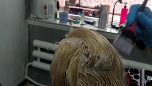 осветляю длинные отросшие корни блондинке