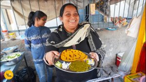 Тетушка Сима продает Сарсон Да Сааг с Макке Ки Роти за 50 рупий - Уличная еда только в Джаландхаре