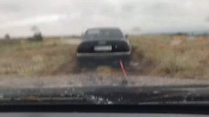 Ауди А8 тащит машину по грязи QUATTRO показывает себя в деле!!!