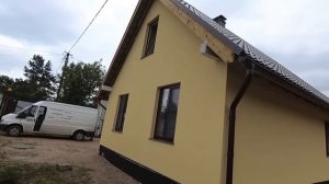 Отделка фасада дома без утепления, нанесен базовый слой и декоративная штукатурка.