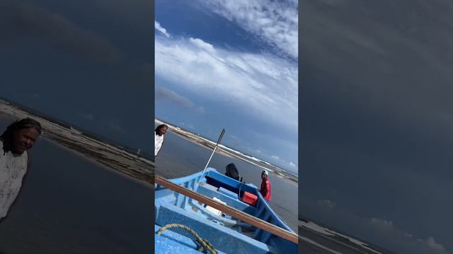Толкаю лодку на Карибах #продолжаемнеработать #колумбия #карибы #travel #trend #beach #sea