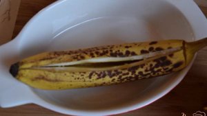 Десерт из банана с корицей и медом