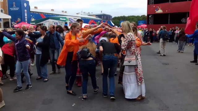 ХОРОВОД БОЛЕЛЬЩИКОВ МИРА ЧМ2018/РАЗГУЛЯЙ ВДОЛЬ ПО ПИТЕРСКОЙ смотреть онлайн