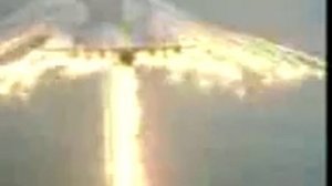 самолёт пускает дым получился ангел очень красиво