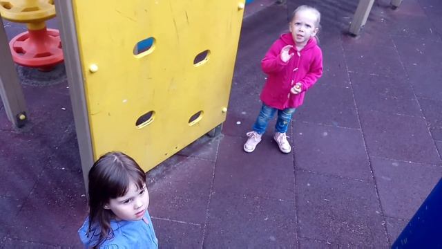 Настя и Катя ищут свою куклу на детской площадке Веселое видео для детей смотреть онлайн