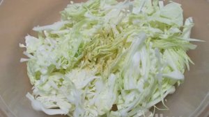 Салат из капусты и копченой колбасы
