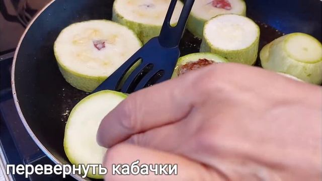 Фаршированные кабачки мясом в соусе из сметаны