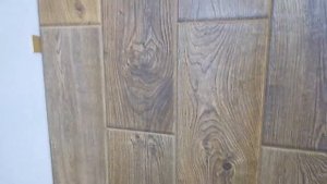 Монтаж ламината на стену.