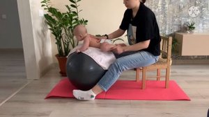 УПРАЖНЕНИЯ НА ФИТБОЛЕ С МАЛЫШОМ. С 3х месяцев.