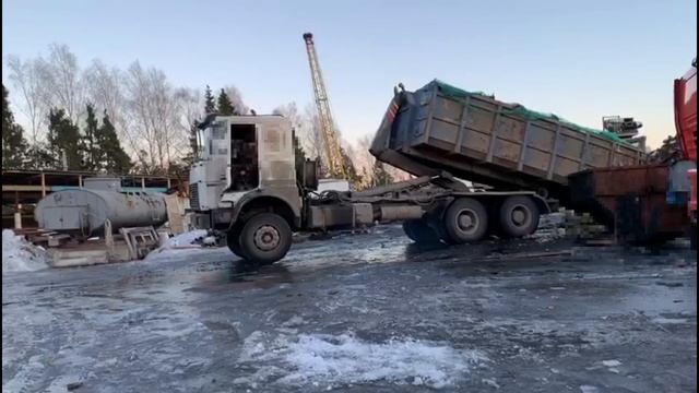 Вывоз мусора в Москве контейнером 20 кубов: Процесс загрузки бункера на мусоровоз