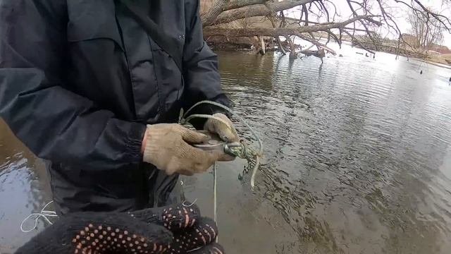 УЛОВ НА ПОИСКОВЫЙ МАГНИТ-В МОСКВА РЕКЕ!!! НАХОДКИ САМИ ЛЕЗЛИ!!!