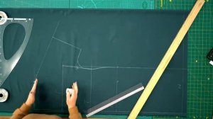 Стильное элегантное платье без выкройки. Простое построение сразу на ткани.mp4