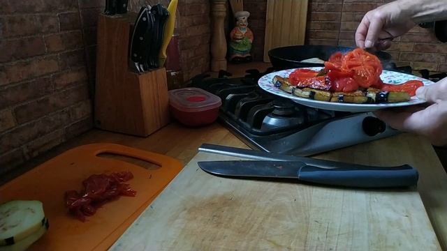 Теплый салат из баклажана , помидор и перца. смотреть онлайн