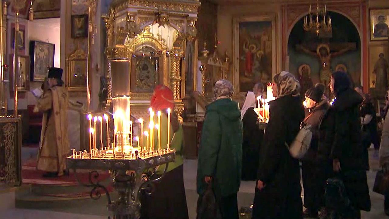 Паломники со всей России собираются в Свято-Успенском Псково-Печерском монастыре