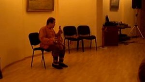Михаил Бурдин играет на сигудэке.AVI