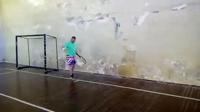 Тренировка в большой теннис.