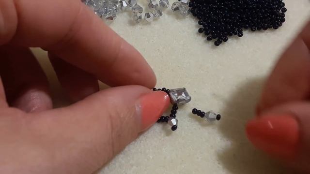 Колье из бисера и пришивных страз. Beading necklace