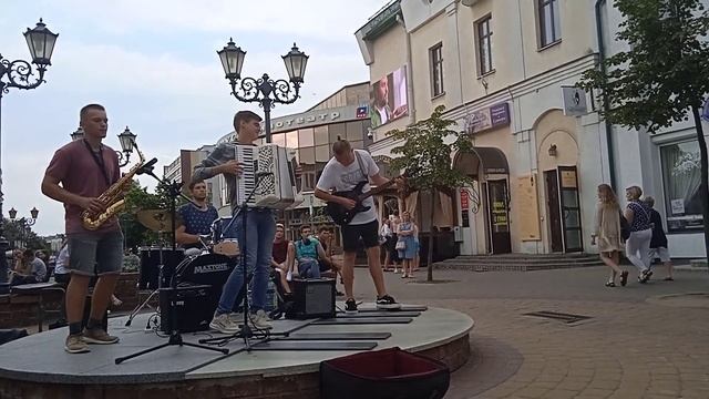 15.08.2021 Brest Belarus. Уличные музыканты на Советской. Молодежь зажигает!!! Прогулки с Викторией смотреть онлайн
