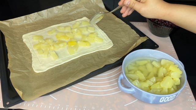 Сладкая пицца из готового слоеного теста. Сладкая выпечка с ананасом и ягодами.