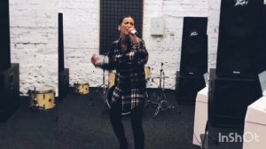 Бузова поет вживую