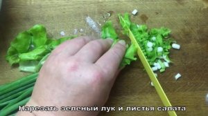 Супер вкусный и легкий - салат с редисом, огурцом, яйцом и сметаной.