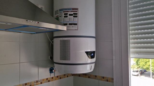 Водонагреватель с тепловым насосом Ariston Lydos Hybrid. смотреть онлайн