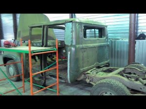 Взял 2 кабины от ЗИЛ, соеденил их у установил на раму от автобуса. Получился американский пикап