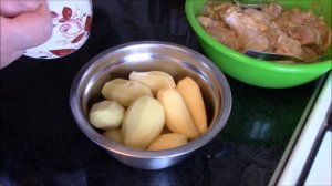 Вкуснейшие куриные окорочка с картошкой, запеченные в духовке.