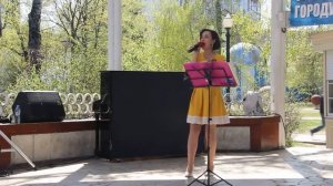 В городском саду играет духовой оркестр