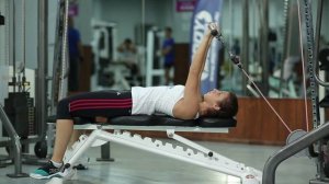 bodymaster : Трицепс в тросовом тренажере на прямой скамье (женская версия)