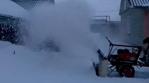 Очистка снега самодельным роторным снегоуборщиком на мотоблоке ОКА.